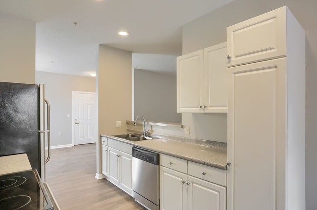 Building Photo - Completely Updated FIRST FLOOR Condo For L...