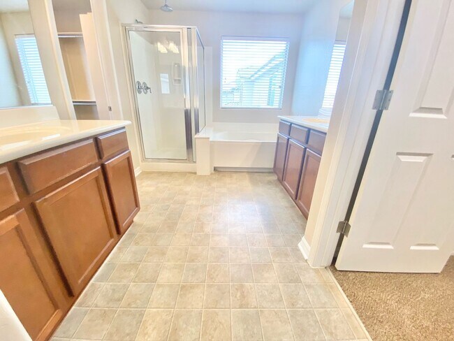 Building Photo - WONDERFUL HENDERSON HOME 3 BEDROOM / 2.5 BATH TWO STORY HOME WITH 2 CAR GARAGE