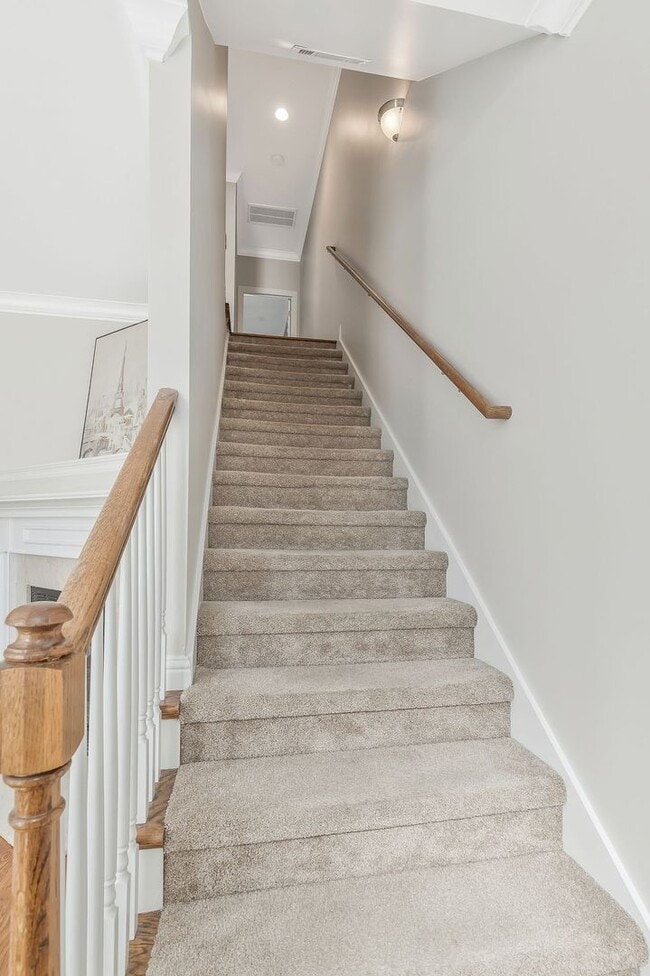 Building Photo - FABULOUS LOCATION!! 2BEDROOM 2 BATH TOWNHO...