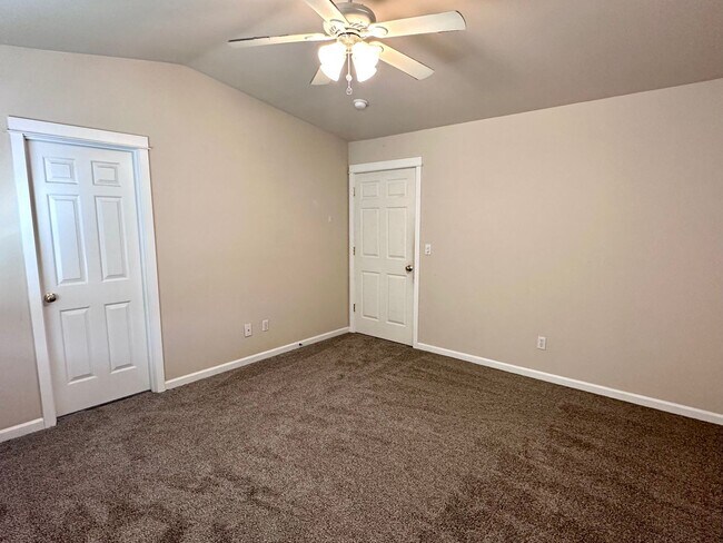 Building Photo - BEAUTIFUL 3 BEDROOM AND 2.5 BATHROOM TOWNHOUSE IN SOUTHWEST REDMOND!