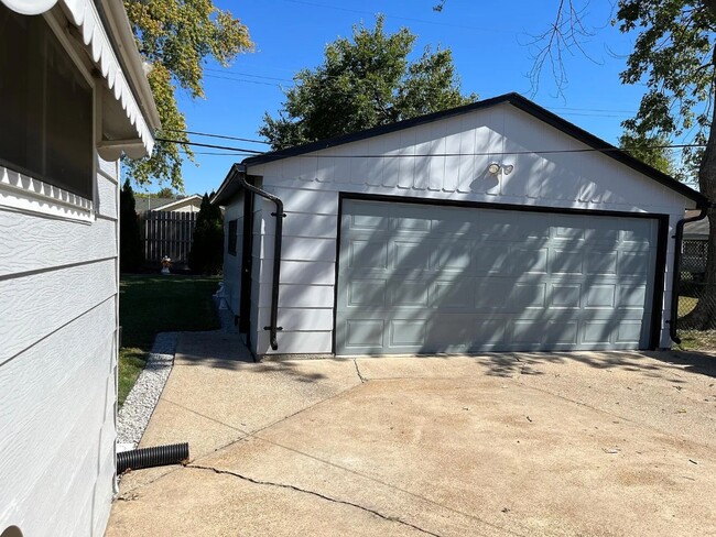 Building Photo - 4123 Tesson St