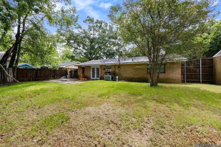 Building Photo - 7224 Meadow Park Ave