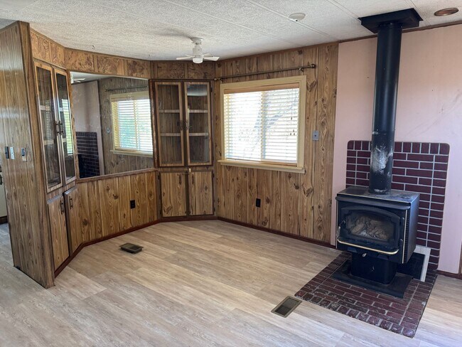 Building Photo - 3 Bedroom, 2 Bathroom Home in Tijeras, NM