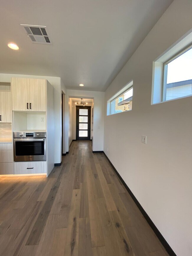 Building Photo - Close to Micron, 3 Bedroom 3 bath w/ a Million Dollar View!