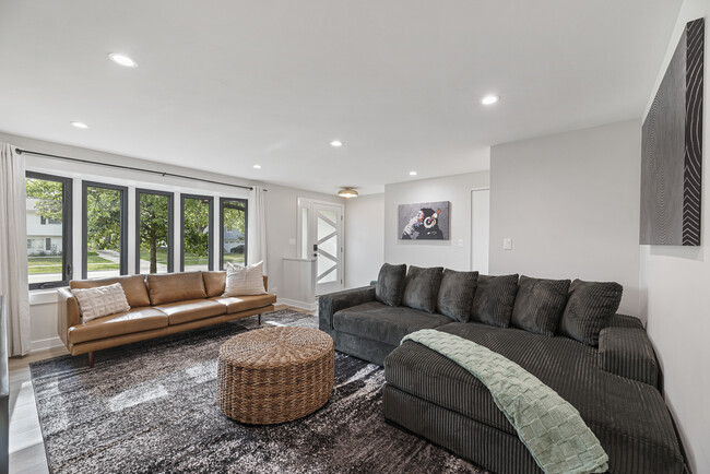 Building Photo - 208 W Hartford Dr