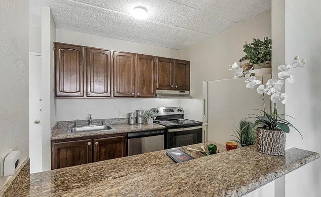 Building Photo - Spacious 1bdrm living room and bedroom with large picture windows bringing in lots of natural light.