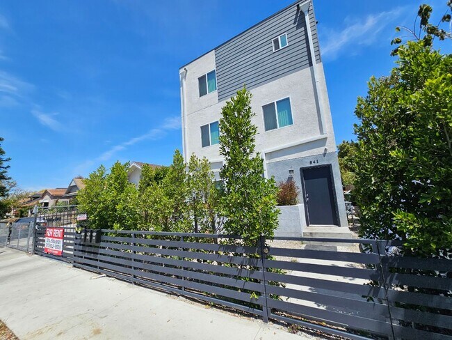 Building Photo - 32(839)