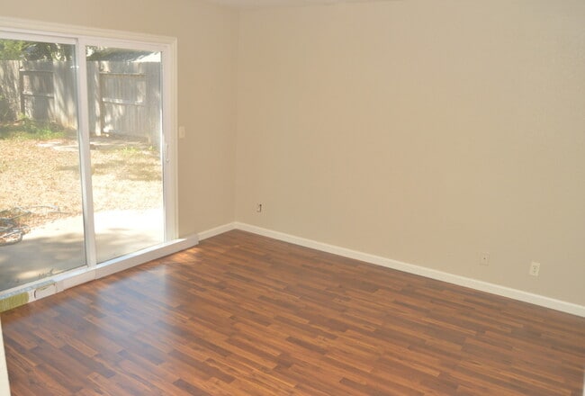 Building Photo - 20 Fairgate Ln