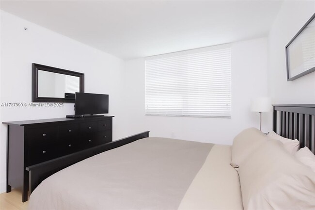 Building Photo - 1155 Brickell Bay Dr