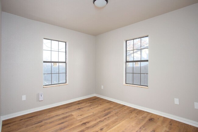 Building Photo - Fully updated Sunrise Home