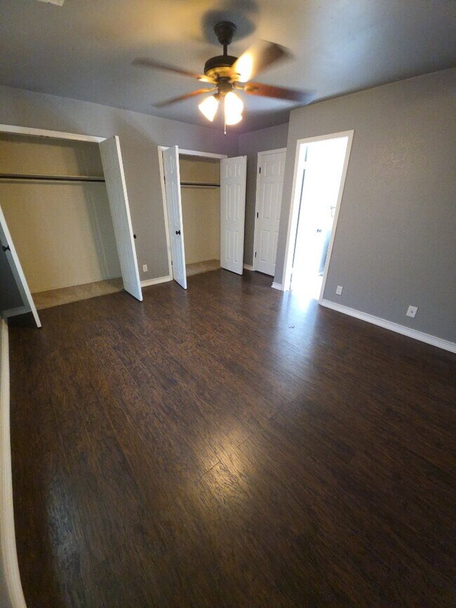 Building Photo - "Charming 3-Bed, 2-Bath Haven in Broken Ar...