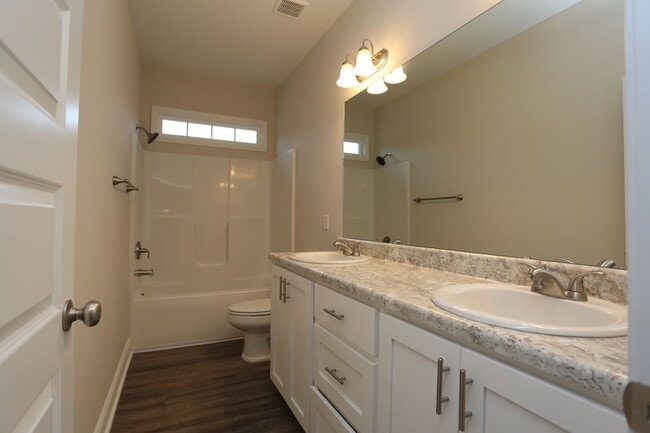 Building Photo - 4 Bedroom Brick House Available TODAY!