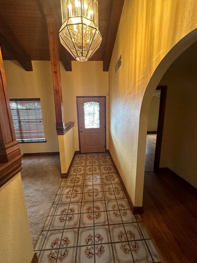 Building Photo - Beautiful 3 Bedroom, 3 Bathroom, Available...