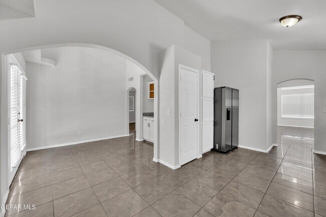 Building Photo - 10400 Valle Koki Dr