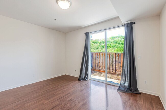 Building Photo - 3 Bedroom Townhouse with Bonus Loft/Office
