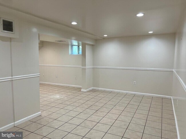 Building Photo - 9502 Tregaron Pl