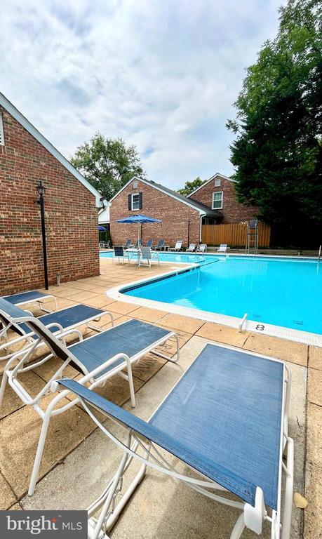 Building Photo - 2514 S Walter Reed Dr