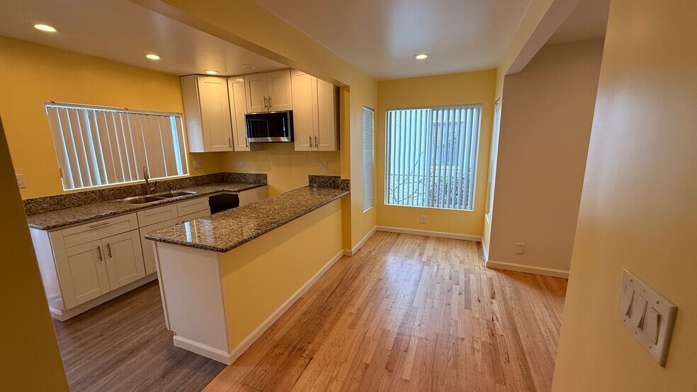 Building Photo - 659 W Riggin St