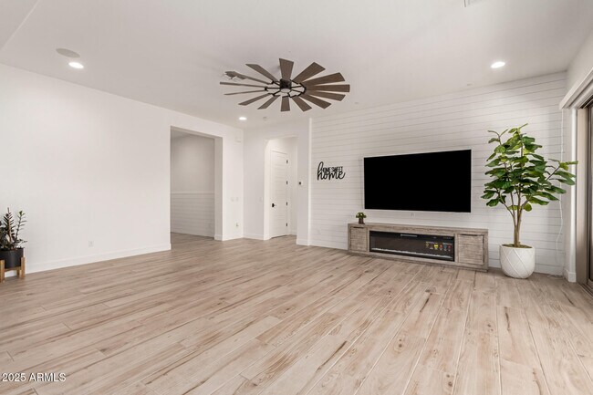 Building Photo - 2316 E Canary Dr