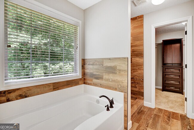Building Photo - 75 Rock Mill Ct