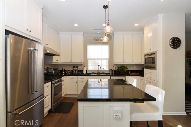 Building Photo - 84 Painted Trellis