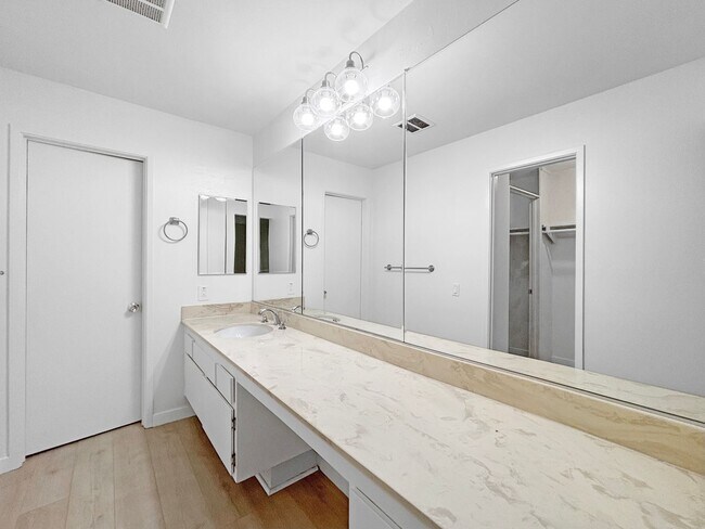 Building Photo - Charming & Spacious 2BD/2BA Condo in Bay P...