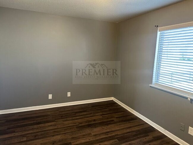 Building Photo - Updated 1 bed / 1 bath apartment - 60 West...