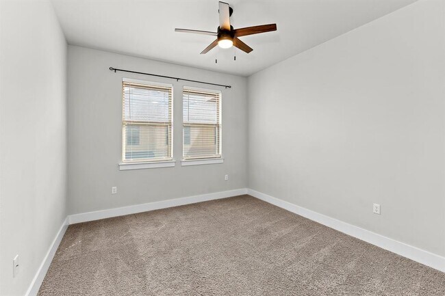 Building Photo - 13800 Lyndhurst St