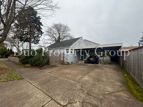 Building Photo - 13th &amp; Chambers