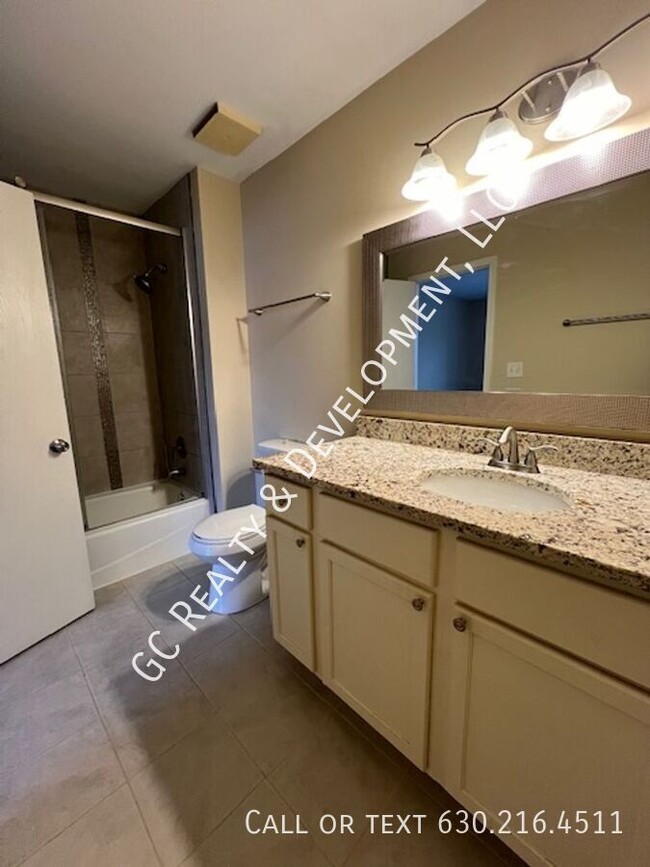 Building Photo - ** 3 BEDROOM / 2.5 BATH / END UNIT / SS AP...