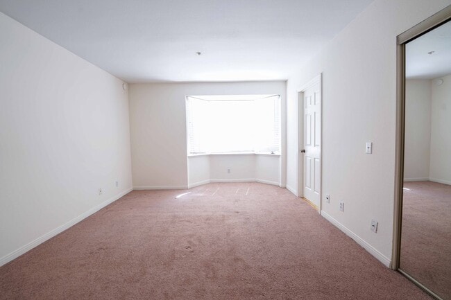 Building Photo - >>> THREE BEDROOM + THREE BATHS TOWNHOUSE ...