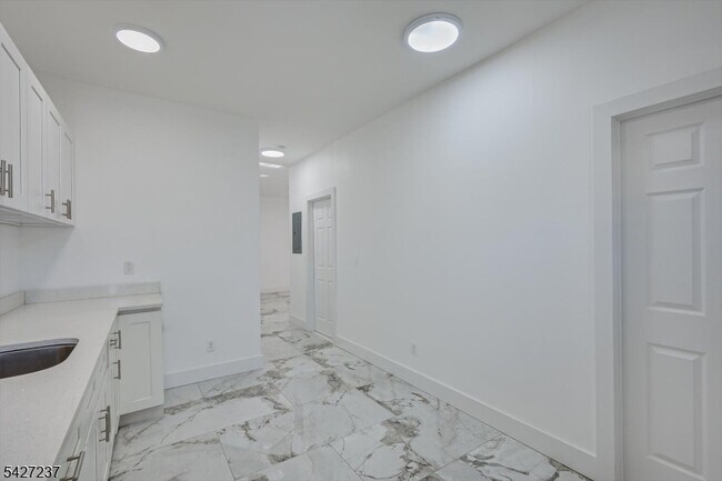 Building Photo - 520 E Jersey St