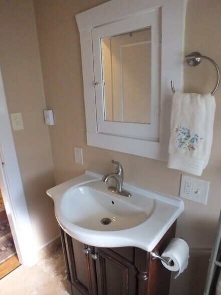 413 bathroom - 413 S 8th St