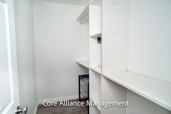 Building Photo - 9413 Farralone Ave