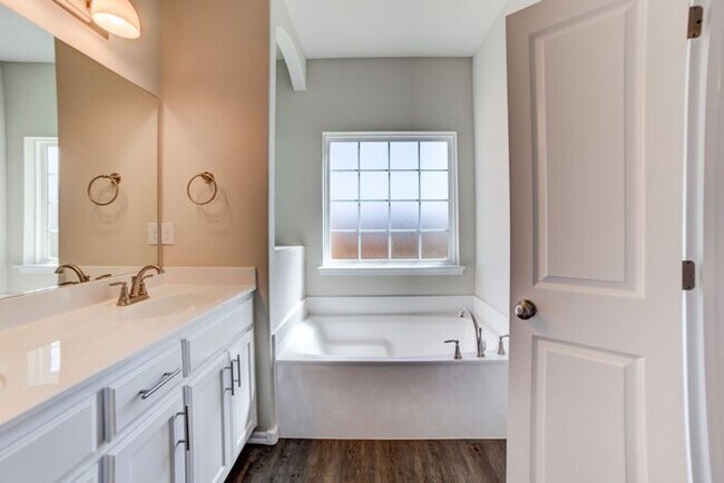 Building Photo - $500 Move In Special! 3/2/2 Luxury Patio Home!