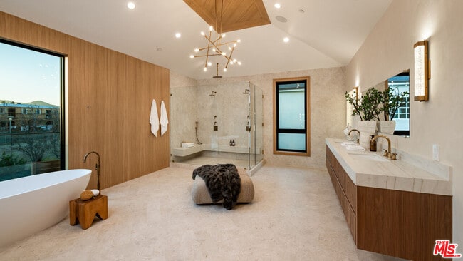 Building Photo - 565 Toyopa Dr