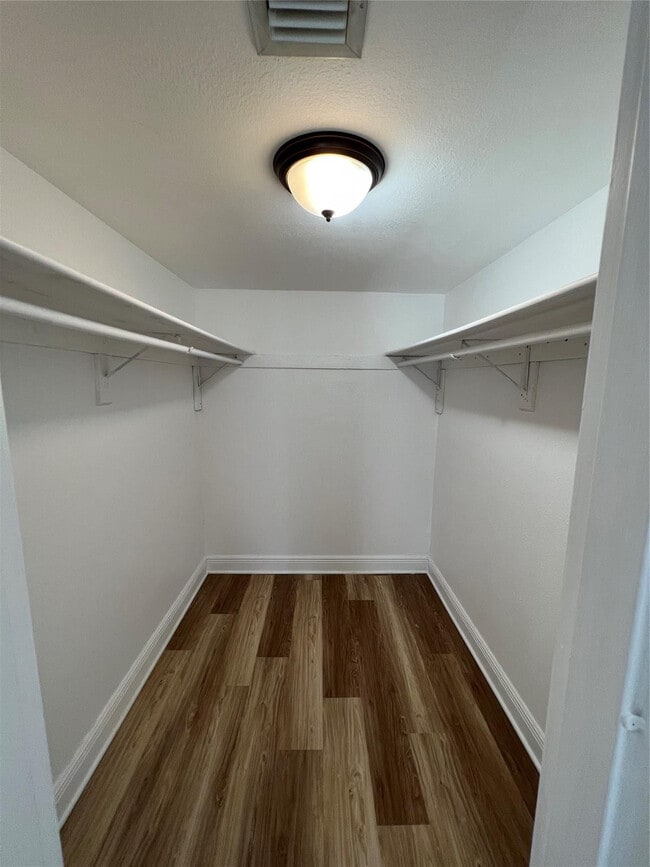 Building Photo - 5221 Geneva Ct