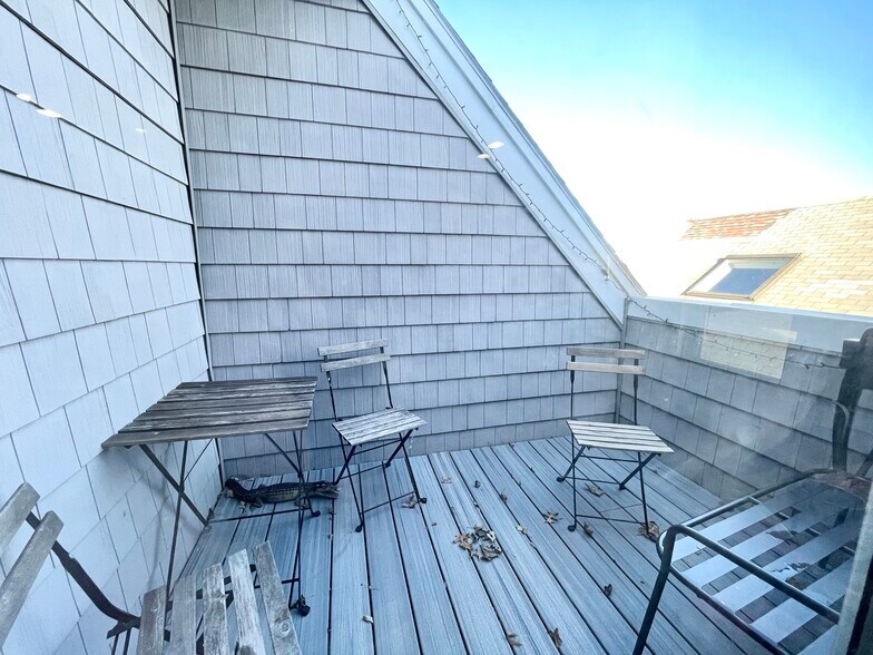 Building Photo - 23 Iroquois St