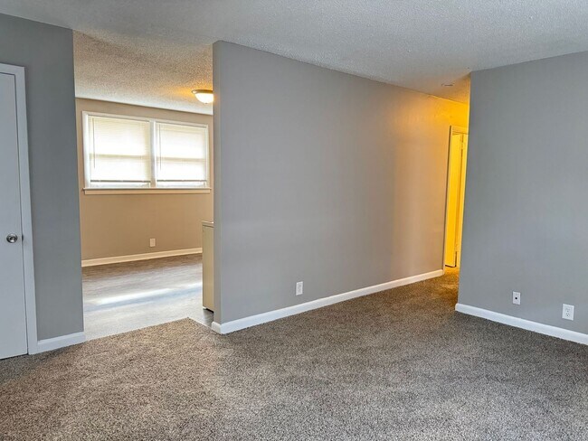 Building Photo - Brick 3 bedroom ranch, large living room, ...