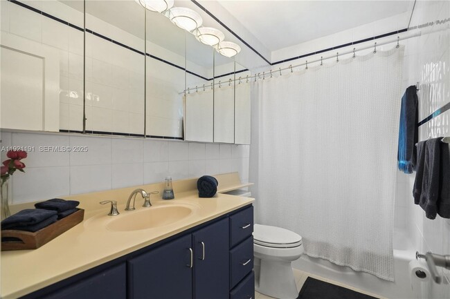 Building Photo - 924 El Rado St