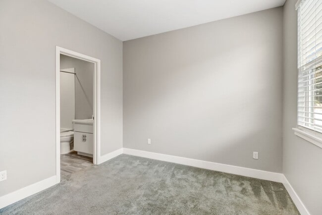 Building Photo - Stunning Alkali Flat Residence: Half Month Free With Move-In by 02/01/2026