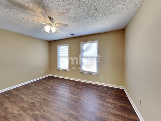 Building Photo - 4825 Old Field Dr NE