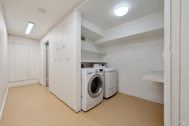 Building Photo - 125 Bayview Ave