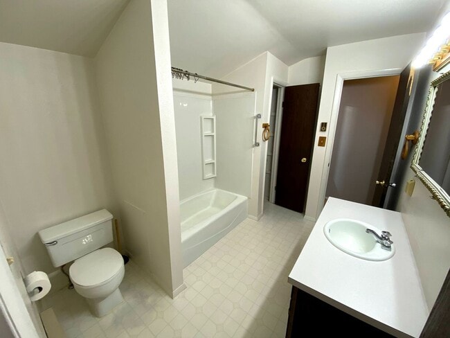 Building Photo - 3 Bedroom, 1.5 Bathroom Townhouse Next to High School and Middle School