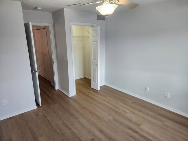 Building Photo - 811 Burr Oaks Dr