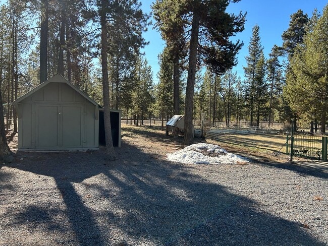 Building Photo - Cute Home Close to Everything