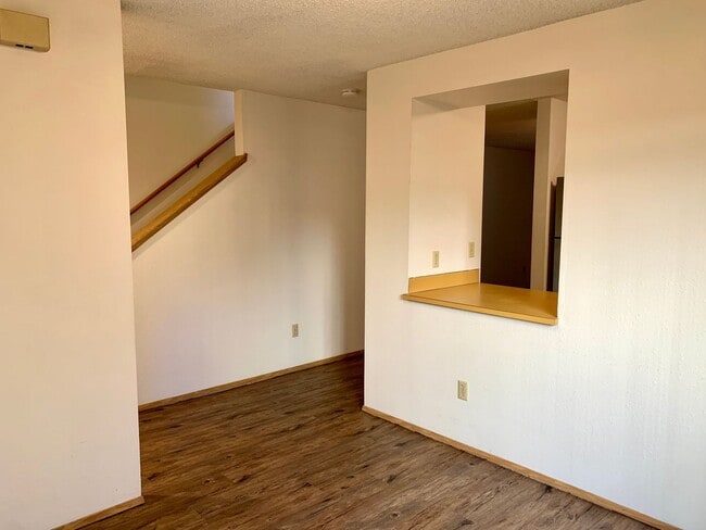 Building Photo - Spacious 2 Bedroom Condo - Located Near Seattle University