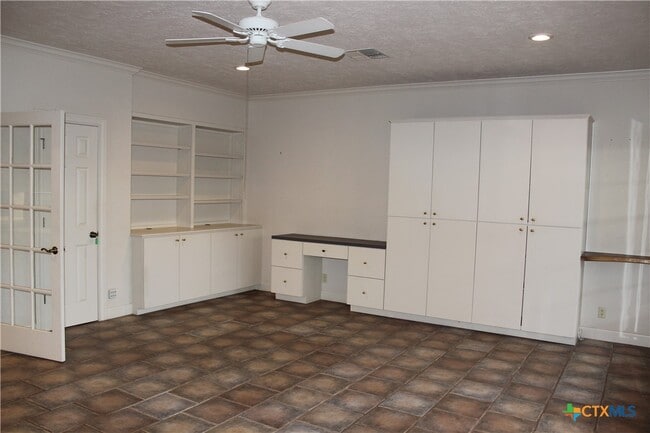 Building Photo - 6001 Country Club Dr
