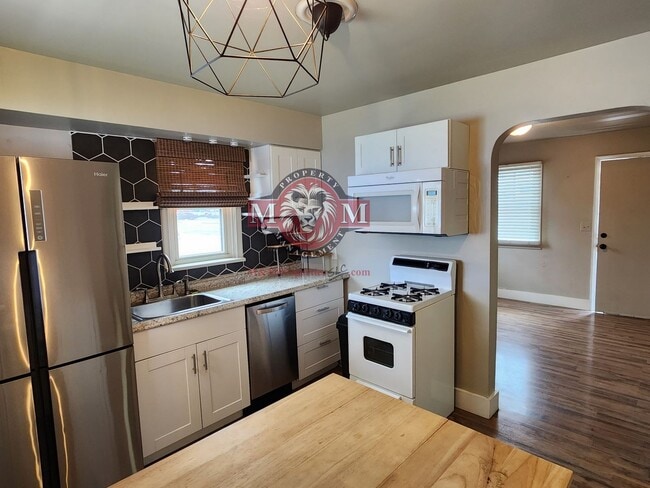 Building Photo - Cozy 1 Bd 1 Bath Remodeled Duplex