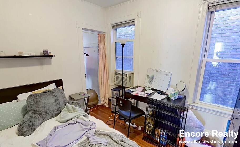 Building Photo - 162 Kelton St